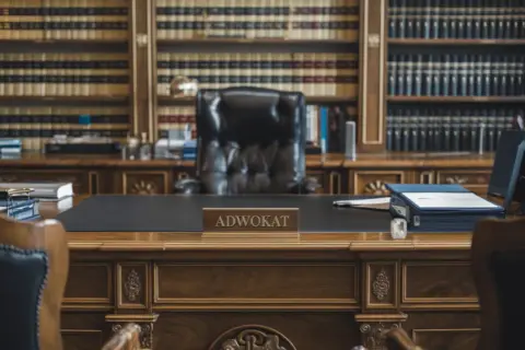 Ile trwa rozprawa sądowa karna? Poznaj czynniki wpływające na czas trwania