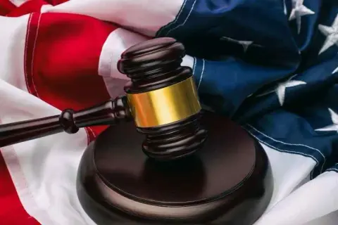 Ile zarabia prawnik w USA? Zaskakujące różnice w wynagrodzeniach