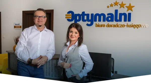 Para doradców podatkowych z Rzeszowa, stojących przed biurem "Optymalni".