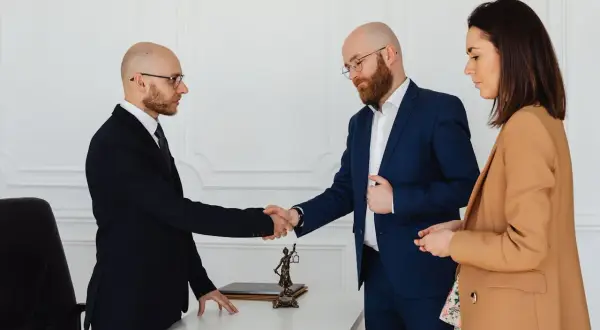 Adwokat czy radca prawny co lepsze - poznaj kluczowe różnice