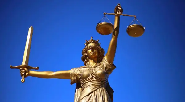 Złota Temida z wagą i mieczem, symbol sprawiedliwości, przypomina, że prawo nie działa wstecz.