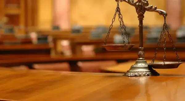Jak zwracać się do sądu na rozprawie, by uniknąć błędów i nieporozumień
