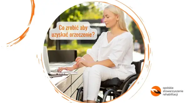 Kobieta na wózku inwalidzkim szuka informacji o tym, co zrobić, aby złożyć wniosek o wydanie orzeczenia o stopniu niepełnosprawności.
