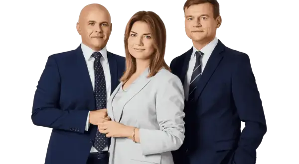Trzy osoby w garniturach na czarnym tle.