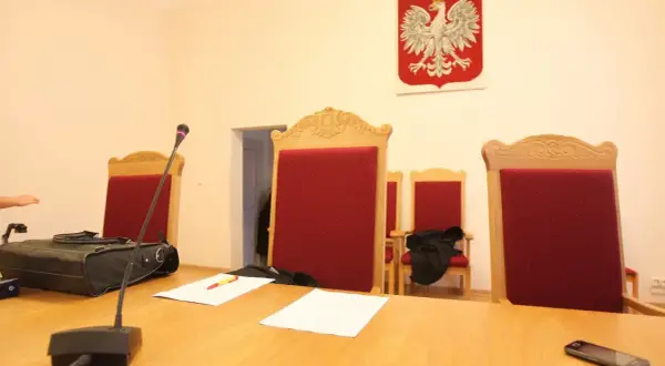 Odmowa zeznań w sądzie: Kiedy świadek może to zrobić legalnie?