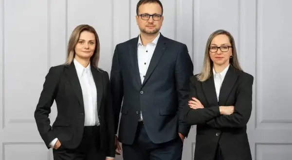 Trzy osoby w garniturach, gotowe pomóc w sprawach prawnych. Jeśli masz wątpliwości, gdzie złożyć skargę na adwokata, oni udzielą odpowiedzi.