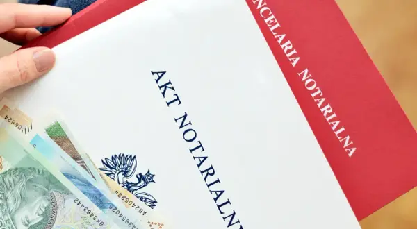 Akt notarialny i polskie banknoty. Dokument z pieczęcią kancelarii notarialnej, być może dotyczy pełnomocnictwa lub innej ważnej sprawy.