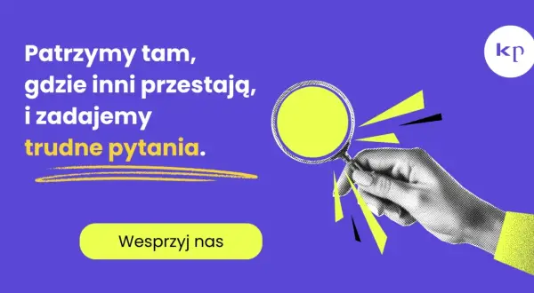 Dłoń z lupą bada problem, zadając trudne pytania. "Patrzymy tam, gdzie inni przestają, i zadajemy trudne pytania.