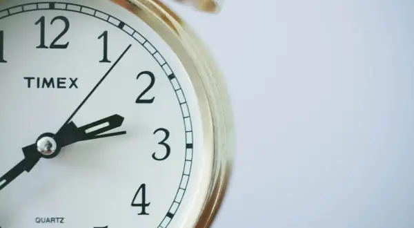 Zbliżenie na zegarek Timex. Czas nagli, by dowiedzieć się, jak uzyskać odpis wyroku.