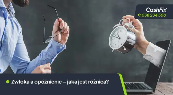 Mężczyzna z okularami w ręku i ręka z budzikiem wychodząca z laptopa. Zwłoka i opóźnienie – jaka jest różnica?