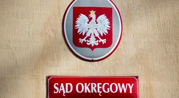 Herb Polski i tablica "Sąd Okręgowy" na ścianie. Zastanawiasz się, ile razy sąd może wezwać świadka?