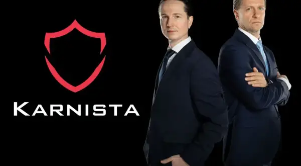 Dwaj mężczyźni w garniturach obok logo "KARNISTA" na czarnym tle.