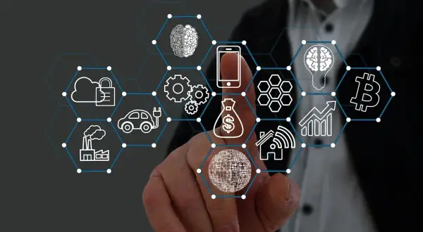 Palec dotyka ekranu z ikonami symbolizującymi technologię, finanse i zabezpieczenie.