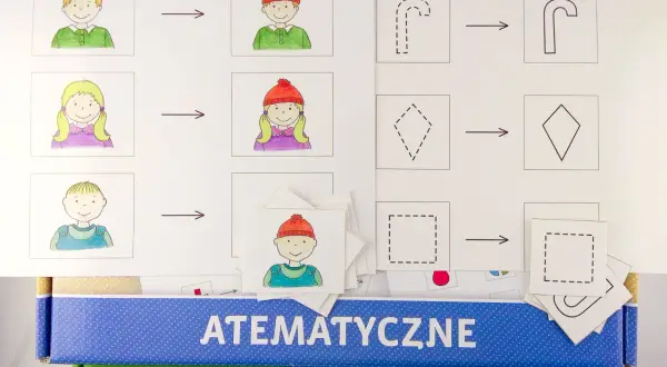 Ćwiczenia na analogię: dzieci w czapkach i kształty. Dzieci dopasowują obrazki, a kształty zmieniają się z przerywanych na ciągłe.
