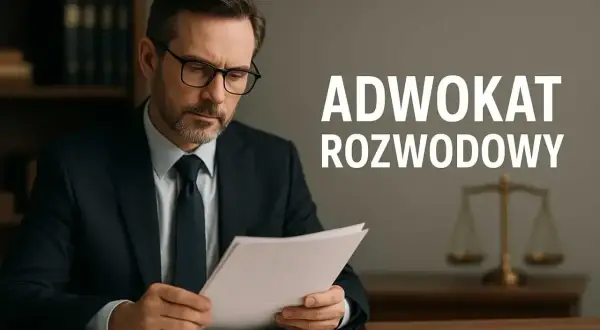 Poważny prawnik w okularach analizuje dokumenty. Dowiedz się, jak zaadresować pismo do adwokata rozwodowego, by skutecznie rozpocząć sprawę.