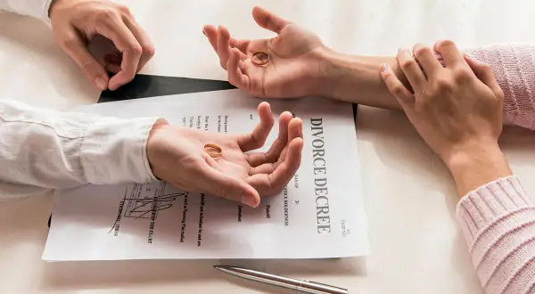 Ile czeka się na pozew rozwodowy? Terminy i czynniki wpływające