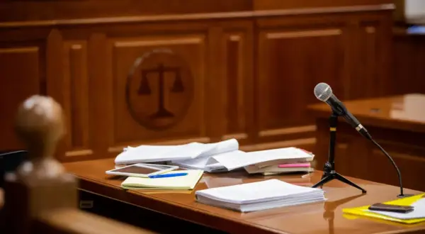 Jak wygląda rozprawa o znęcanie? Przebieg i emocje ofiar w sądzie