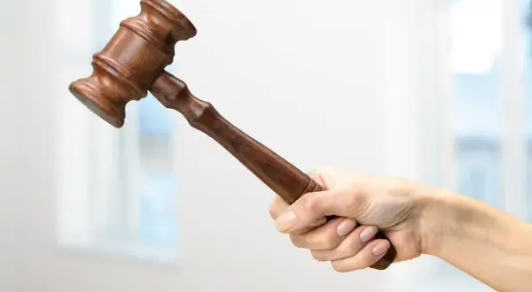 Jak sprawdzić czy wyrok się uprawomocnił i uniknąć niepewności?