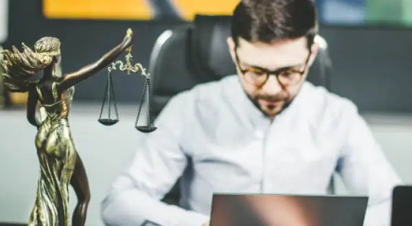 Czego nie wolno adwokatowi? 10 zakazanych praktyk prawnych