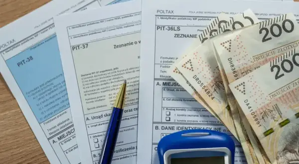 Wstępny kto to? Formularze PIT, długopis i pieniądze – przygotowanie do rozliczenia podatkowego.