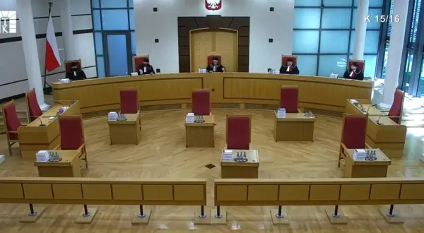 Siedmiu sędziów w togach zasiada w ławach. Skład Trybunału Konstytucyjnego gotowy do obrad.