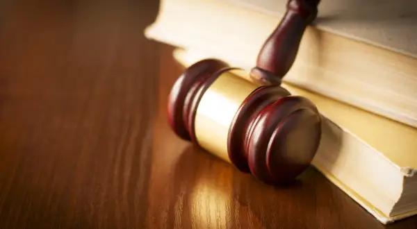 Ile bierze adwokat za reprezentowanie w sądzie? Zobacz, co wpłynie na koszt