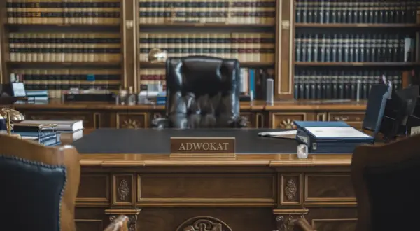 Ile trwa rozprawa sądowa karna? Poznaj czynniki wpływające na czas trwania