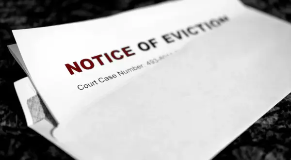 Dokument "Notice of Eviction" (Zawiadomienie o eksmisji) z numerem sprawy sądowej.
