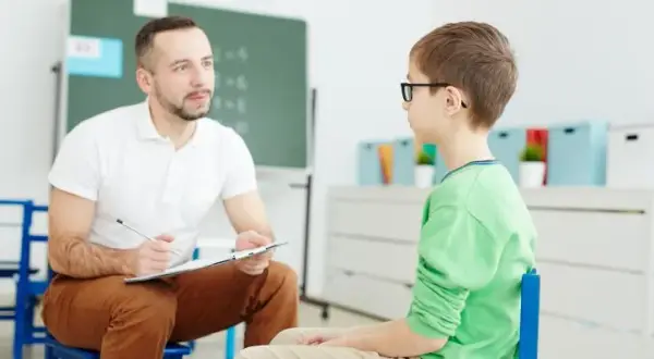 Jakie akty prawne regulujące pomoc psychologiczno-pedagogiczną mogą zaskoczyć?