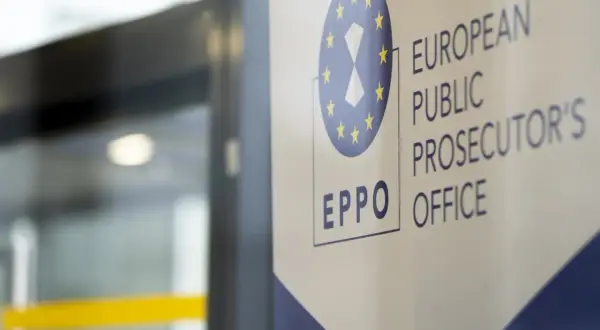 Logo i nazwa European Public Prosecutor's Office (EPPO) na banerze. Prokuratura europejska walczy z przestępczością.