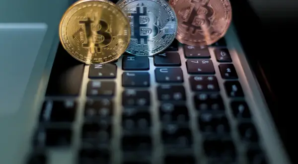 Jak różnią się przepisy dotyczące rozrywki kryptowalutowej na całym świecie?