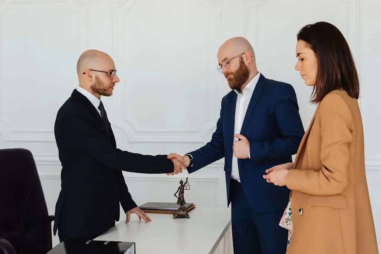 Adwokat czy radca prawny co lepsze - poznaj kluczowe różnice