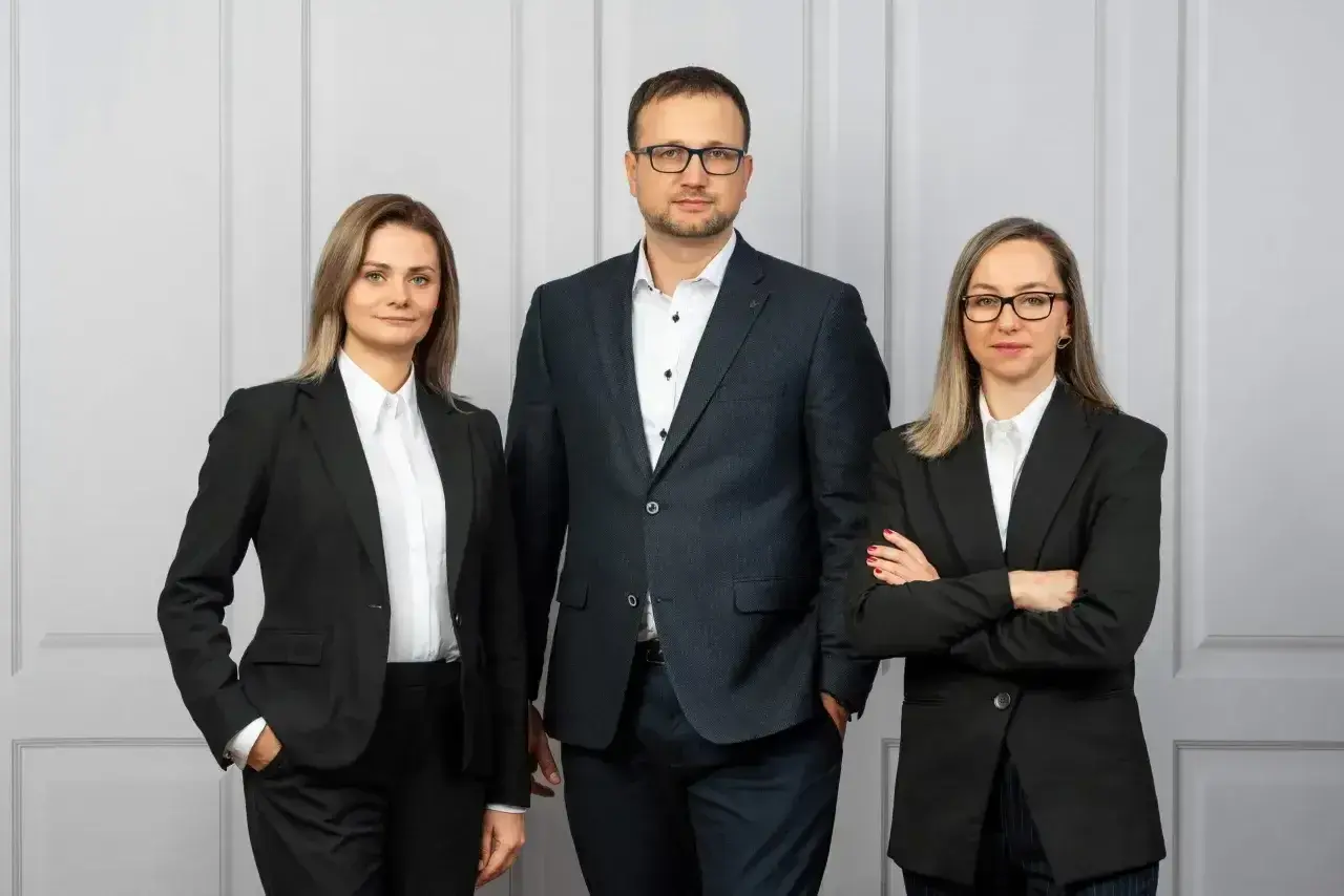 Trzy osoby w garniturach, gotowe pomóc w sprawach prawnych. Jeśli masz wątpliwości, gdzie złożyć skargę na adwokata, oni udzielą odpowiedzi.