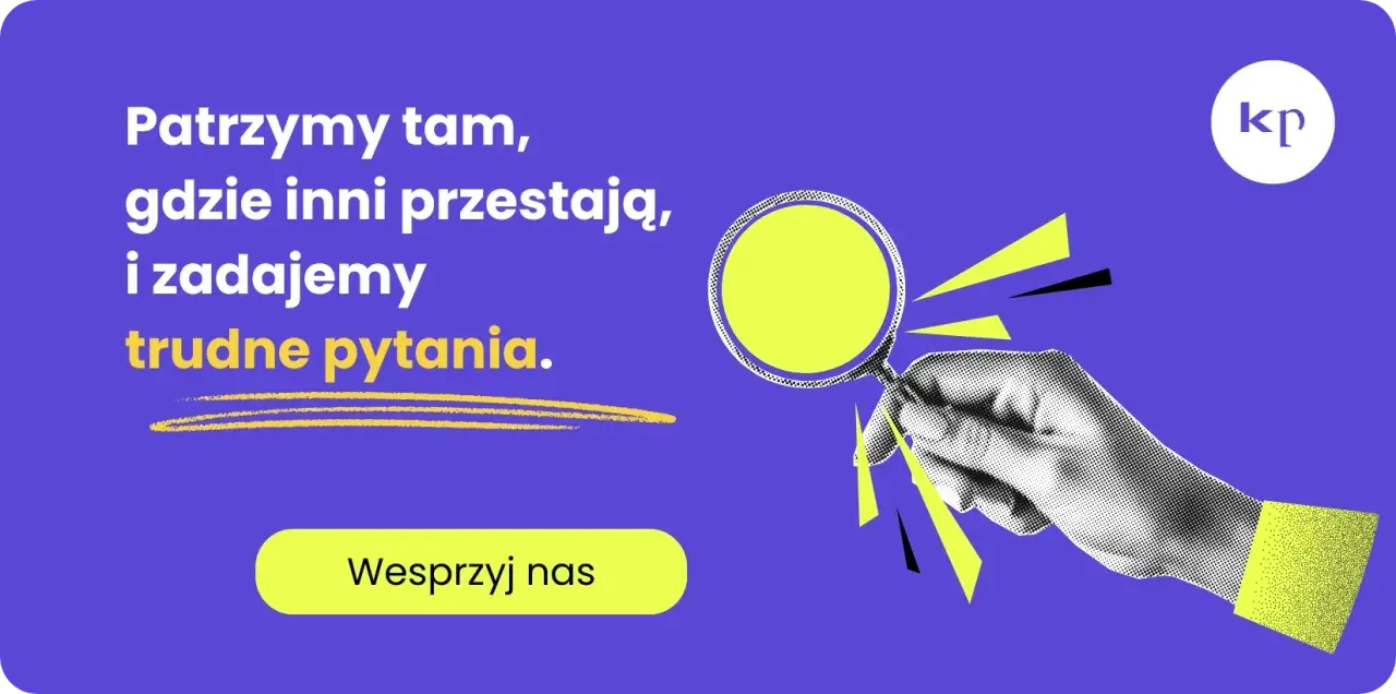Dłoń z lupą bada problem, zadając trudne pytania. "Patrzymy tam, gdzie inni przestają, i zadajemy trudne pytania.
