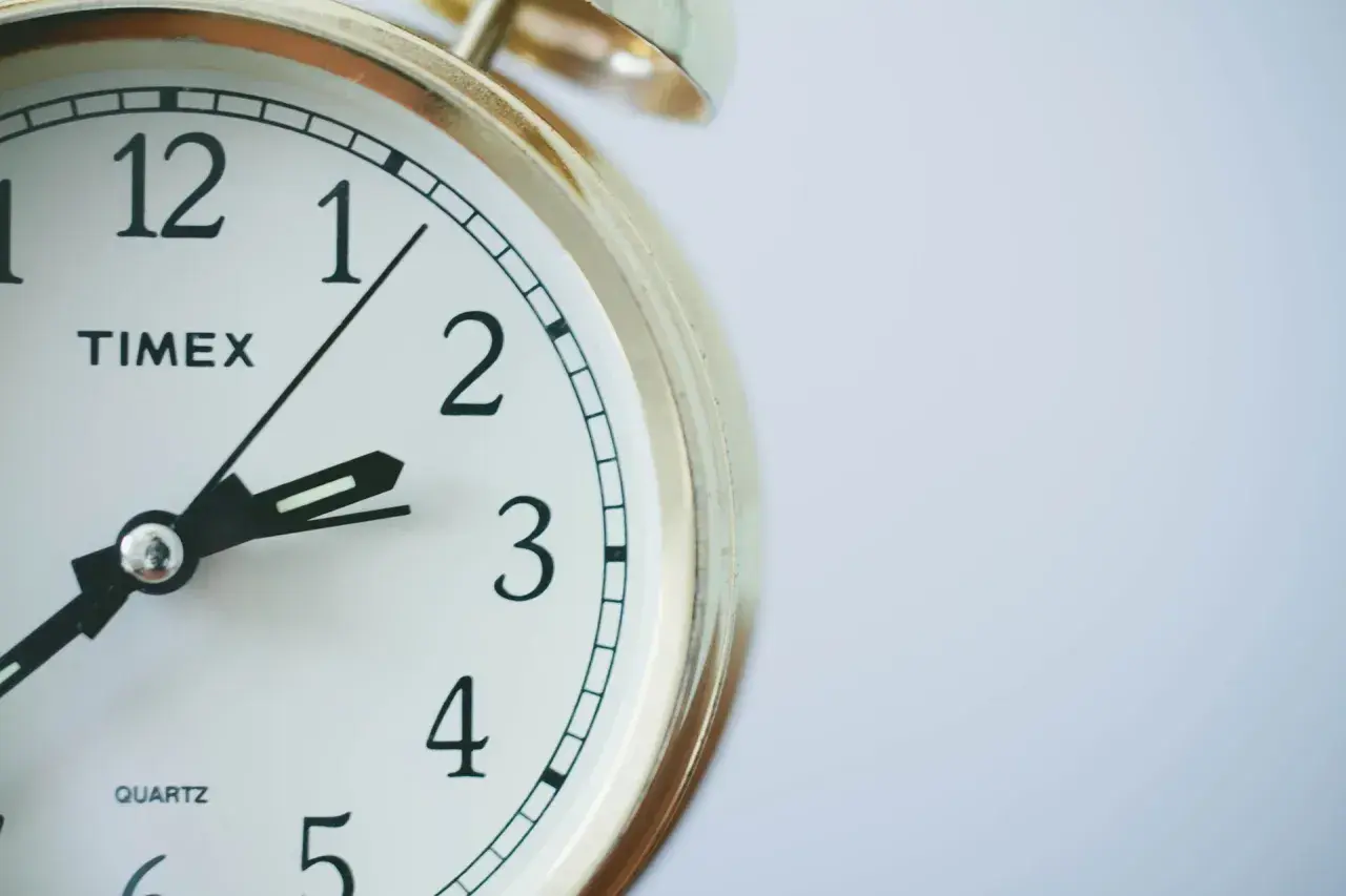 Zbliżenie na zegarek Timex. Czas nagli, by dowiedzieć się, jak uzyskać odpis wyroku.