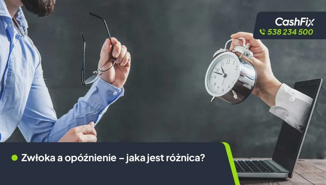 Mężczyzna z okularami w ręku i ręka z budzikiem wychodząca z laptopa. Zwłoka i opóźnienie – jaka jest różnica?