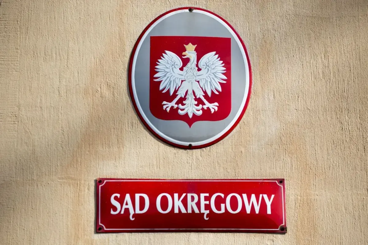 Herb Polski i tablica "Sąd Okręgowy" na ścianie. Zastanawiasz się, ile razy sąd może wezwać świadka?