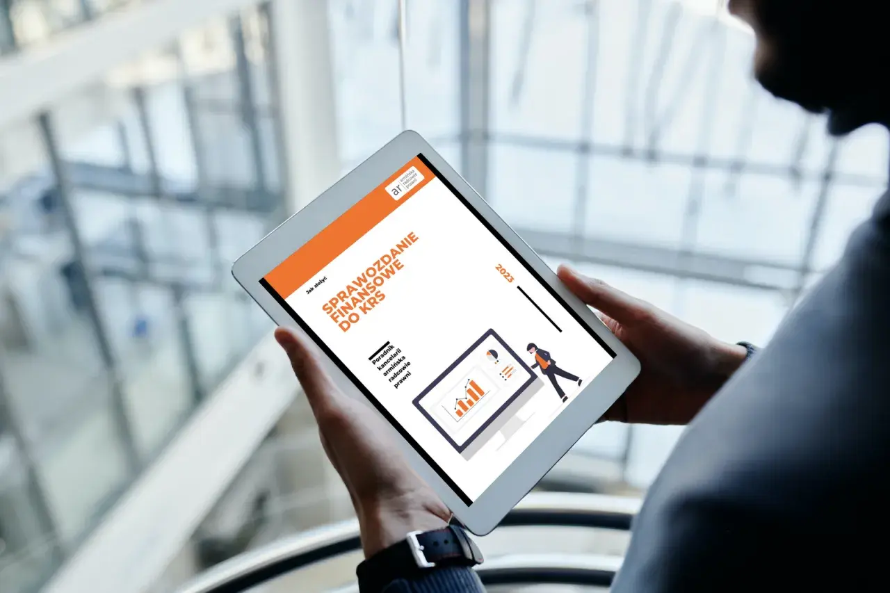 Tablet z grafiką przedstawiającą sprawozdanie finansowe do KRS.