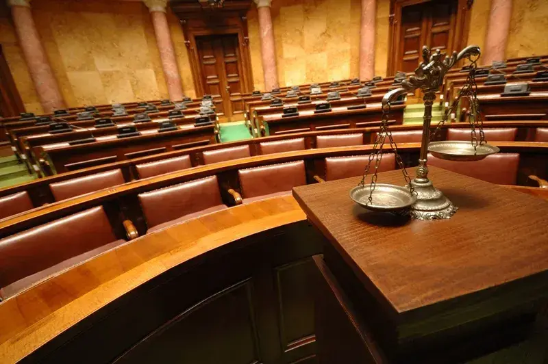 Wyłączenie jawności rozprawy – co to znaczy i jakie ma konsekwencje?