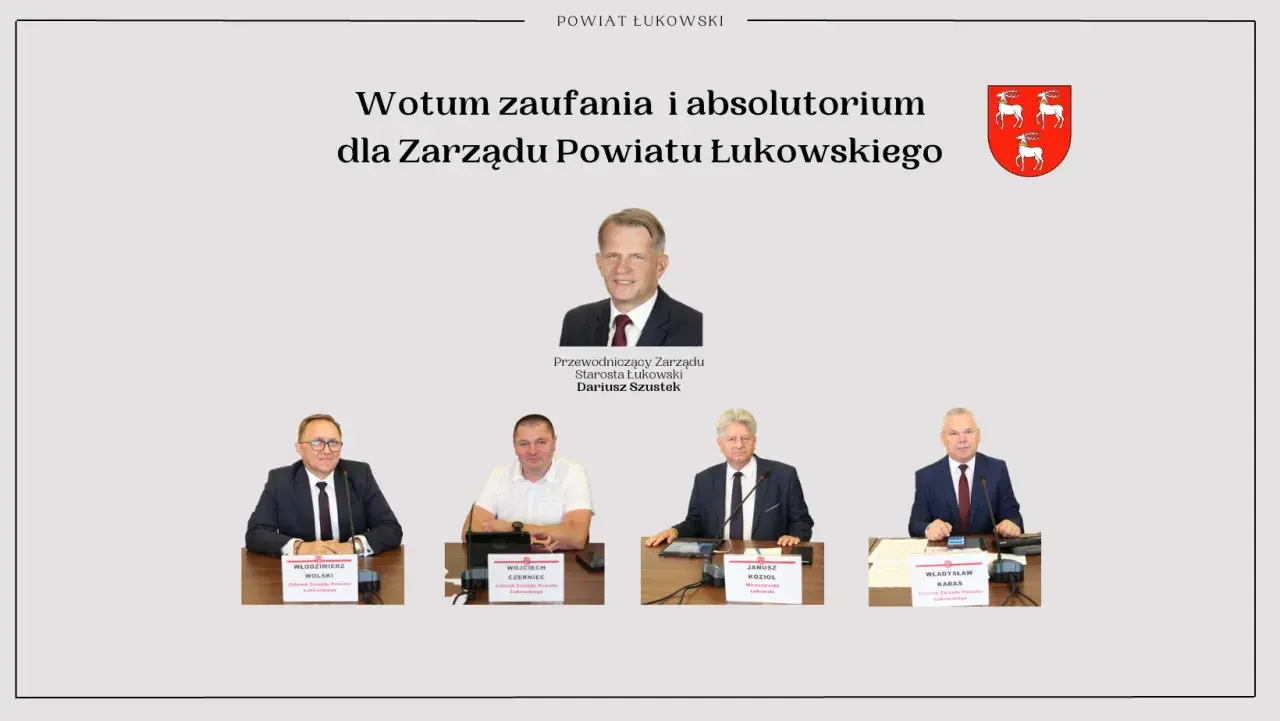 Wotum zaufania dla Zarządu Powiatu Łukowskiego. Na zdjęciu Dariusz Szustek, Starosta Łukowski, oraz członkowie zarządu.