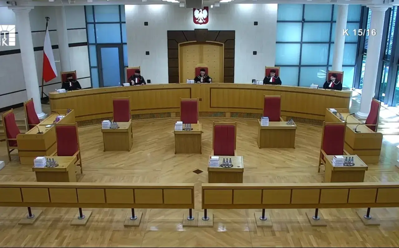 Siedmiu sędziów w togach zasiada w ławach. Skład Trybunału Konstytucyjnego gotowy do obrad.