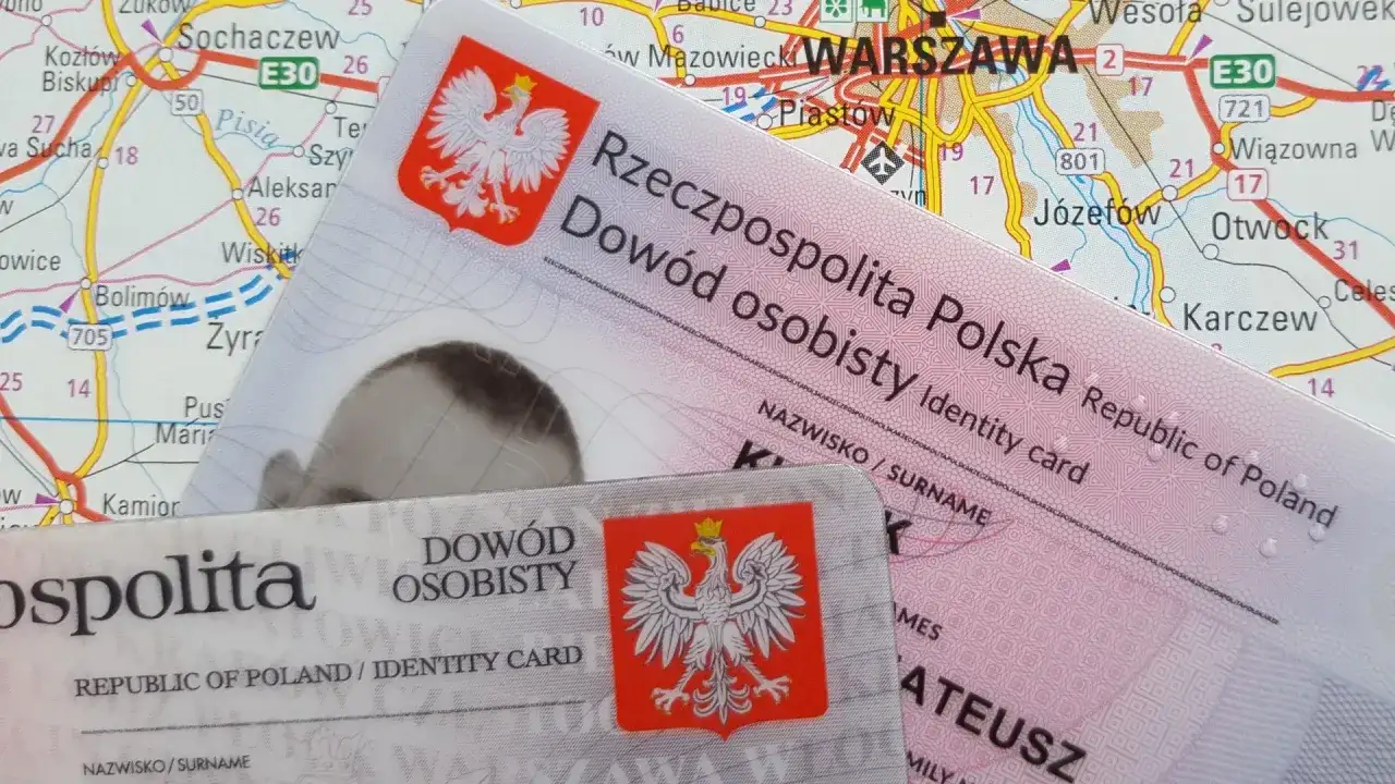 Dowód osobisty, na tle mapy Warszawy i okolic. Pytanie, ile cyfr ma PESEL, jest kluczowe dla identyfikacji.