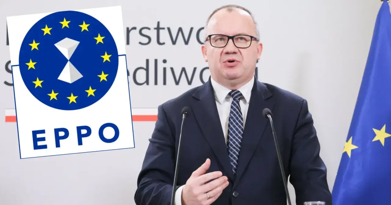 Mężczyzna w garniturze przemawia przy mikrofonach. Obok logo EPPO, symbolizującego prokuraturę europejską, i flagi UE.