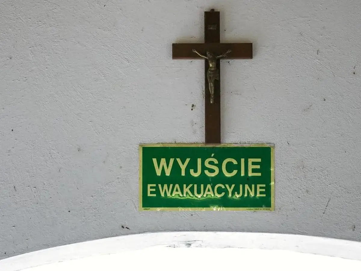 Krzyż z Jezusem i zielony znak