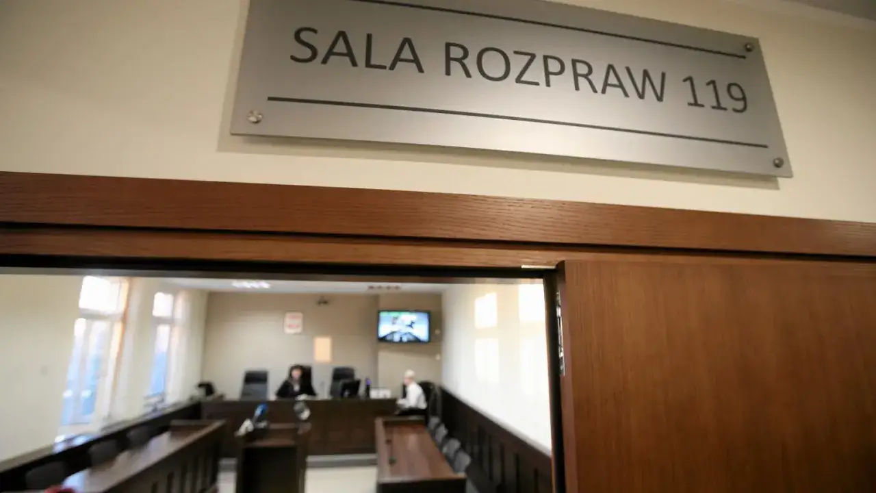 Sądowa sala rozpraw 119, gdzie ławnik wysłuchuje zeznań.
