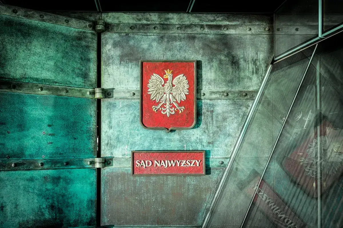 Drzwi Sądu Najwyższego z godłem Polski. Tu można dowiedzieć się, czym jest kasacja wyroku.
