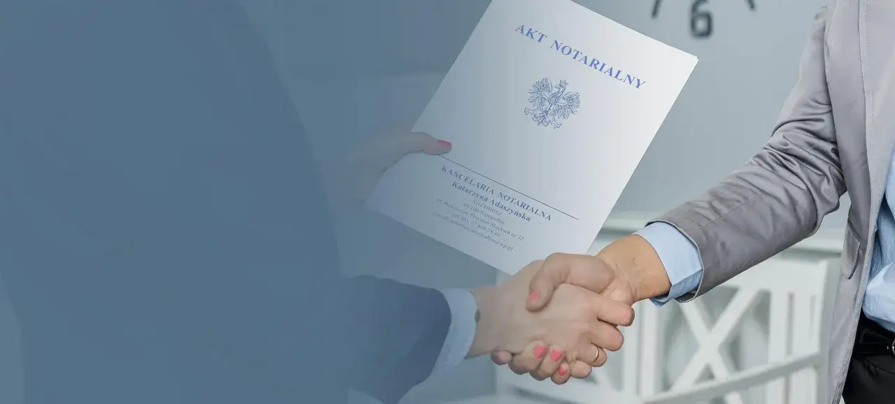 Dwie osoby ściskają sobie dłonie, jedna z nich trzyma akt notarialny. Dokument zawiera pieczęć i dane kancelarii, stanowiąc ważny wpis do repertorium.