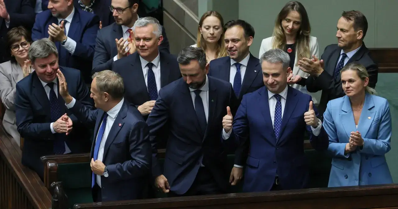 Politycy w garniturach, niektórzy klaszczą, inni pokazują kciuk w górę. To wotum zaufania dla rządu.