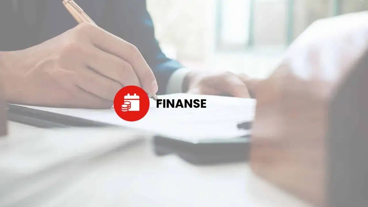 Dłoń podpisuje dokumenty, symbolizuje to finanse i potencjalny delikt.