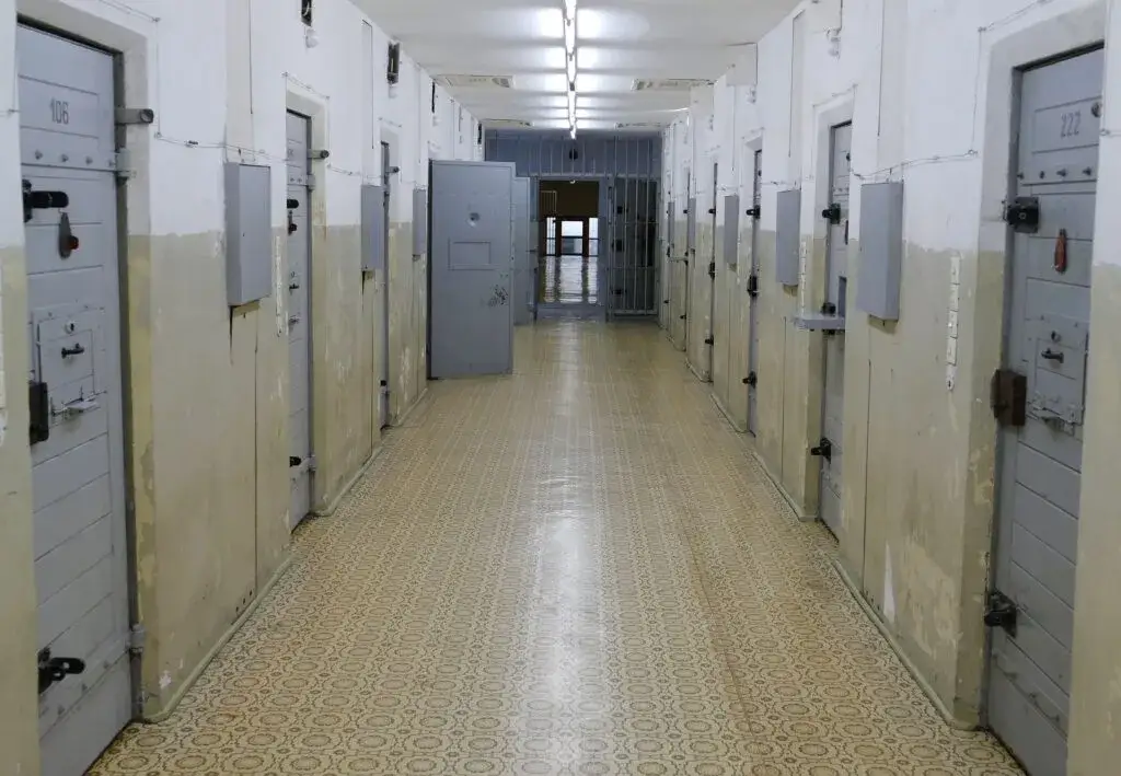 Zdjęcie Areszt tymczasowy a wyrok - jak zaliczany jest czas w areszcie?